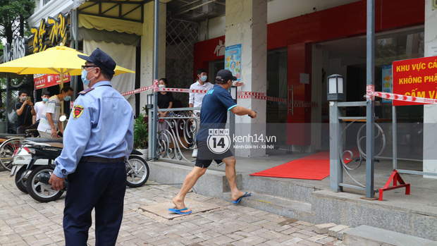 Ông chú Tấn Trường được vợ đánh xe máy đến đón ra khỏi khu cách ly, Tiến Linh ôm mẹ-1