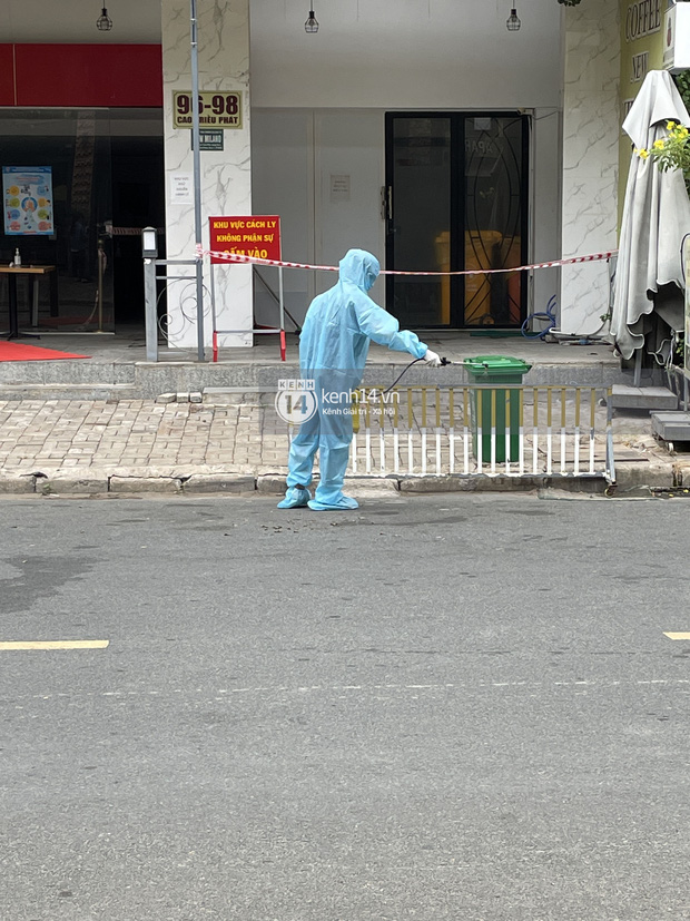 Ông chú Tấn Trường được vợ đánh xe máy đến đón ra khỏi khu cách ly, Tiến Linh ôm mẹ-2