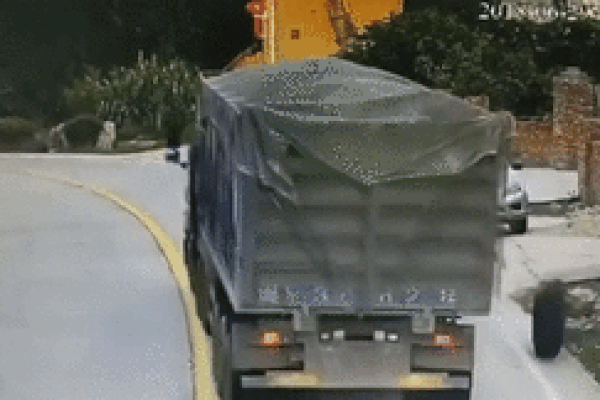 Lốp xe tải văng ra đường phá nát ô tô, tài xế thoát chết