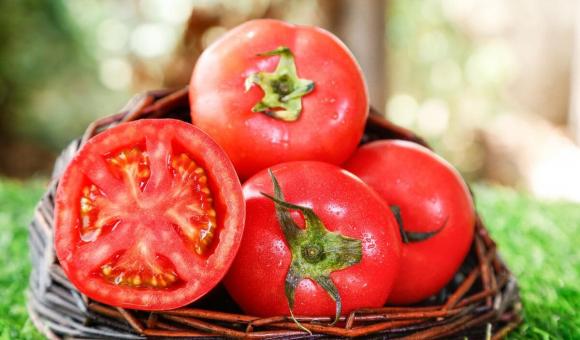 Khi mua cà chua, không biết cách, hãy nhìn 3 nơi để chọn được cà chua ngọt, mọng nước và nhiều thịt-4