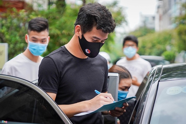 Tiến Linh rời khu cách ly-5