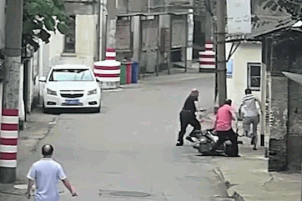 Clip: Dắt trộm xe đi ngang qua chủ nhà, tên trộm nhận kết đắng