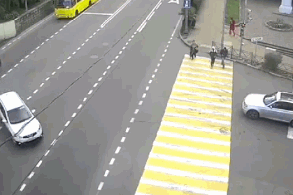 Clip: Tông trúng ô tô đang rẽ trái, biker văng xa hàng chục mét