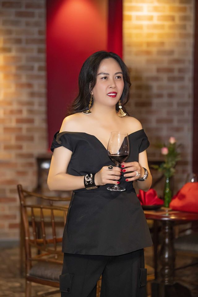 Công thức diện áo trễ vai giúp nhan sắc Phượng Chanel thăng hạng: Chỉ cần tiết chế một món đồ thôi là khác ngay!-6