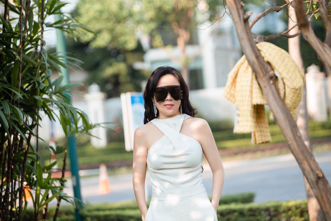 Công thức diện áo trễ vai giúp nhan sắc Phượng Chanel thăng hạng: Chỉ cần tiết chế một món đồ thôi là khác ngay!-8