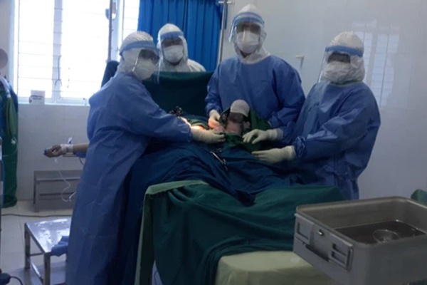 Mổ lấy thai thành công cho sản phụ mắc COVID-19 ở Quảng Ngãi-1