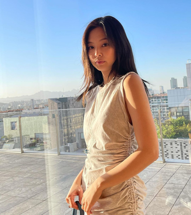 Jennie bùng nổ sự xinh đẹp dù trang điểm kiểu suy nhược, mặc váy hơi giống... giẻ lau-2