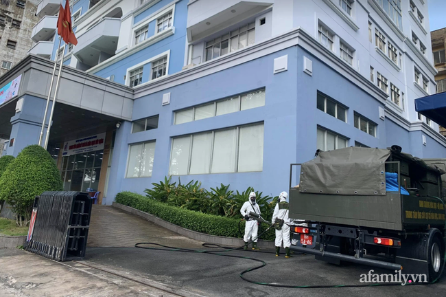 Phun khử khuẩn Trung tâm Báo chí TP.HCM sau khi phát hiện nữ phóng viên là F1 của ca mắc COVID-19-1