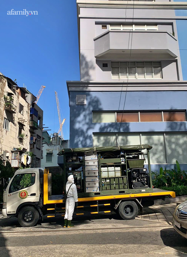 Phun khử khuẩn Trung tâm Báo chí TP.HCM sau khi phát hiện nữ phóng viên là F1 của ca mắc COVID-19-2