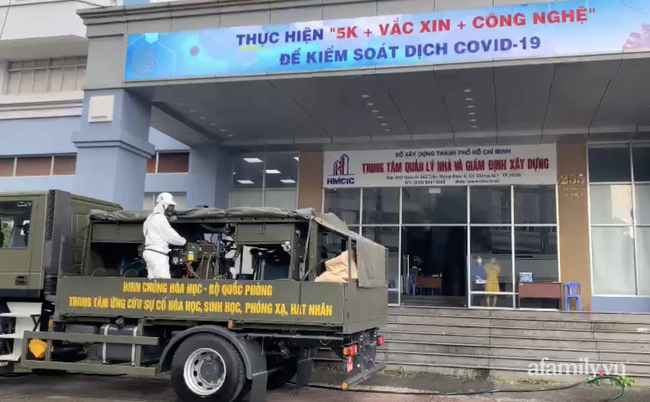 Phun khử khuẩn Trung tâm Báo chí TP.HCM sau khi phát hiện nữ phóng viên là F1 của ca mắc COVID-19-3