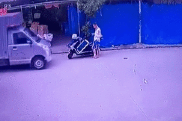 Tránh xe tải tụt dốc, người đàn ông bị ôtô chèn trúng