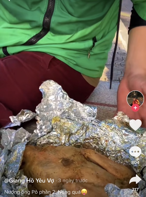 Sốc: Tài xế xe ôm công nghệ vừa chở khách mà vẫn nấu lẩu, nướng cả con gà chỉ bằng cái ống pô xe máy!-4