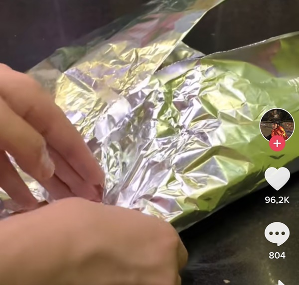 Sốc: Tài xế xe ôm công nghệ vừa chở khách mà vẫn nấu lẩu, nướng cả con gà chỉ bằng cái ống pô xe máy!-2