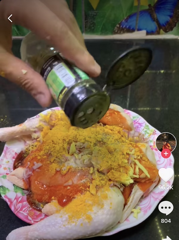 Sốc: Tài xế xe ôm công nghệ vừa chở khách mà vẫn nấu lẩu, nướng cả con gà chỉ bằng cái ống pô xe máy!-1