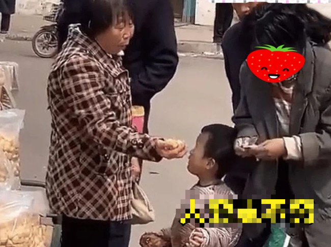 Bức ảnh ăn uống bình thường đang gây tranh cãi: Sự khác biệt rõ ràng giữa bà mẹ thiếu thông minh và bà mẹ giàu trí tuệ-3