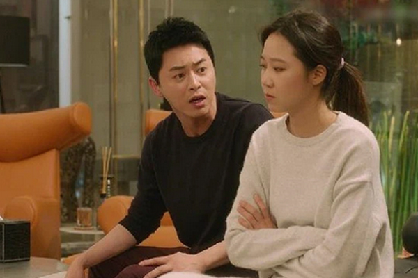 Nhìn bình rượu thuốc vơi đi nhiều, nghi ngờ có người lạ trong nhà, tôi đã lắp camera để rồi ngây ngốc với những gì nhìn thấy-1