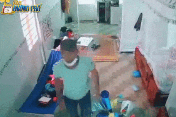 Đang chuẩn bị hành sự, tên trộm bị dọa mất vía bởi giọng nói 