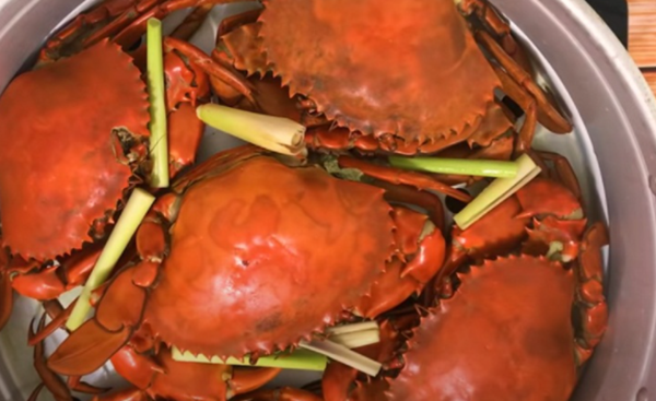 Cua hấp đỏ au, ngọt thịt, không tanh: Nhớ bỏ thêm nguyên liệu này vào nồi-5