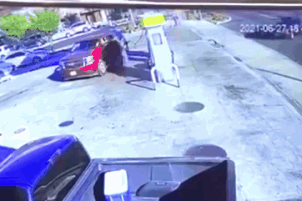 Clip: Say rượu, nữ tài xế lái ô tô đâm bay cột bơm xăng