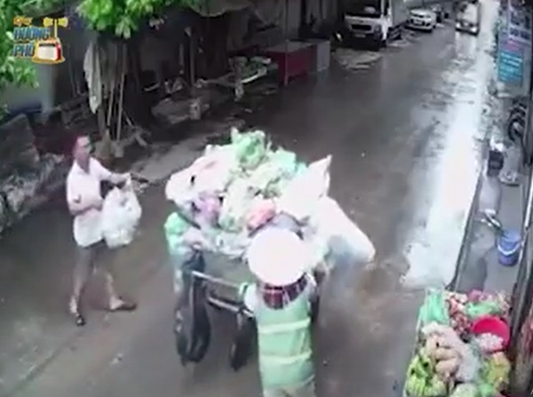 Công nhân môi trường đẩy xe rác ngang qua không dừng lại, phản ứng của người đàn ông khiến tất cả bật cười-1