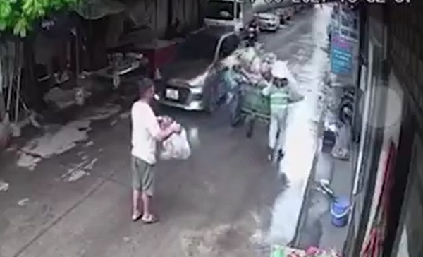 Công nhân môi trường đẩy xe rác ngang qua không dừng lại, phản ứng của người đàn ông khiến tất cả bật cười-2
