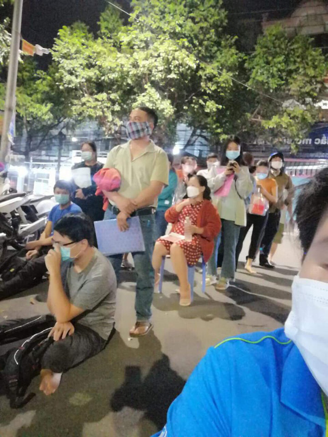 Hàng trăm phụ huynh xếp hàng, ngủ tại chỗ từ đêm đến sáng để nộp hồ sơ vào lớp 1 cho con-1