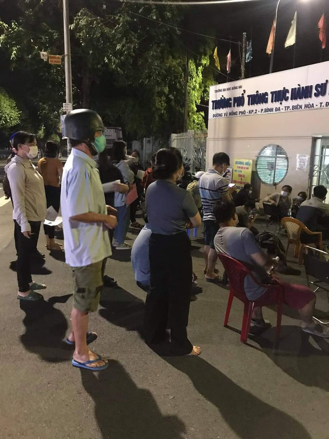 Hàng trăm phụ huynh xếp hàng, ngủ tại chỗ từ đêm đến sáng để nộp hồ sơ vào lớp 1 cho con-2