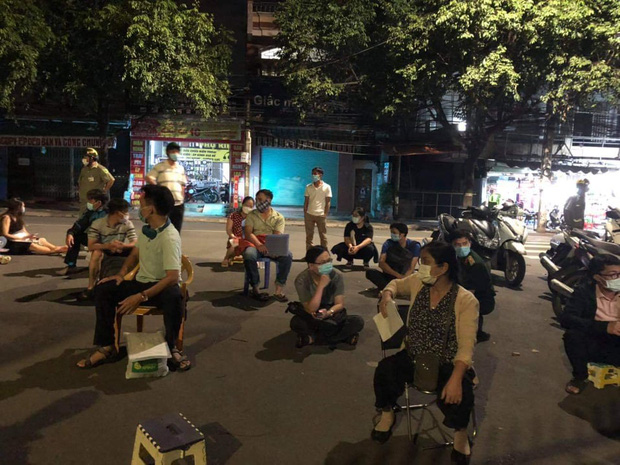 Hàng trăm phụ huynh xếp hàng, ngủ tại chỗ từ đêm đến sáng để nộp hồ sơ vào lớp 1 cho con-3