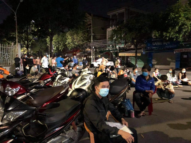 Hàng trăm phụ huynh xếp hàng, ngủ tại chỗ từ đêm đến sáng để nộp hồ sơ vào lớp 1 cho con-4