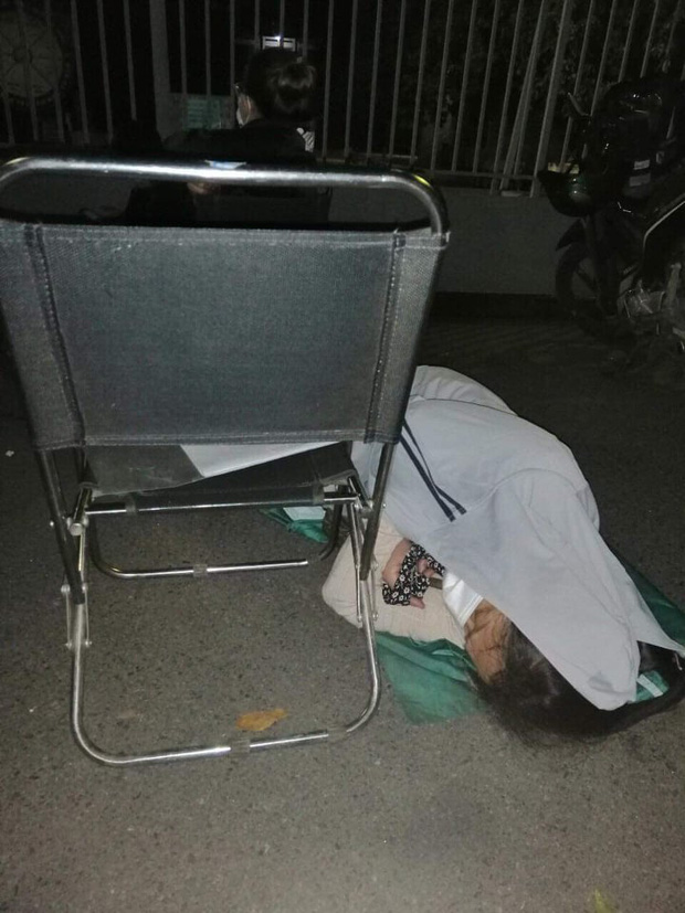 Hàng trăm phụ huynh xếp hàng, ngủ tại chỗ từ đêm đến sáng để nộp hồ sơ vào lớp 1 cho con-5