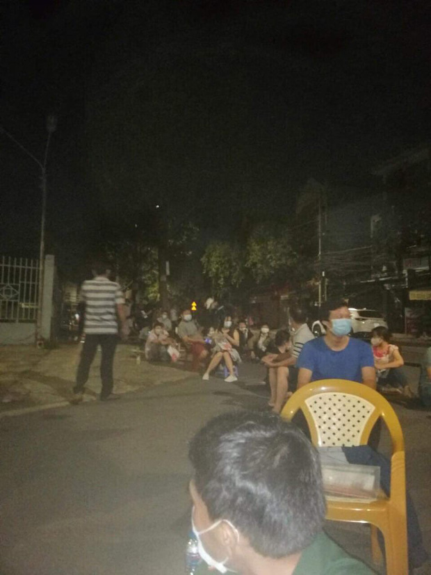 Hàng trăm phụ huynh xếp hàng, ngủ tại chỗ từ đêm đến sáng để nộp hồ sơ vào lớp 1 cho con-6