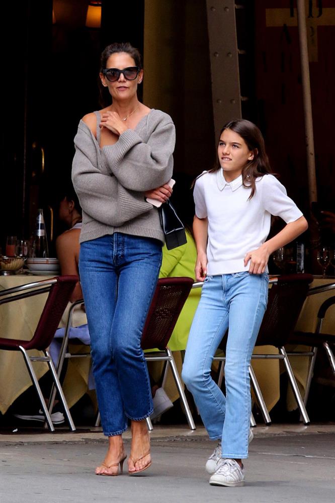 Con gái của Tom Cruise cực sành điệu và thần thái, dù toàn diện quần jeans đơn giản-10