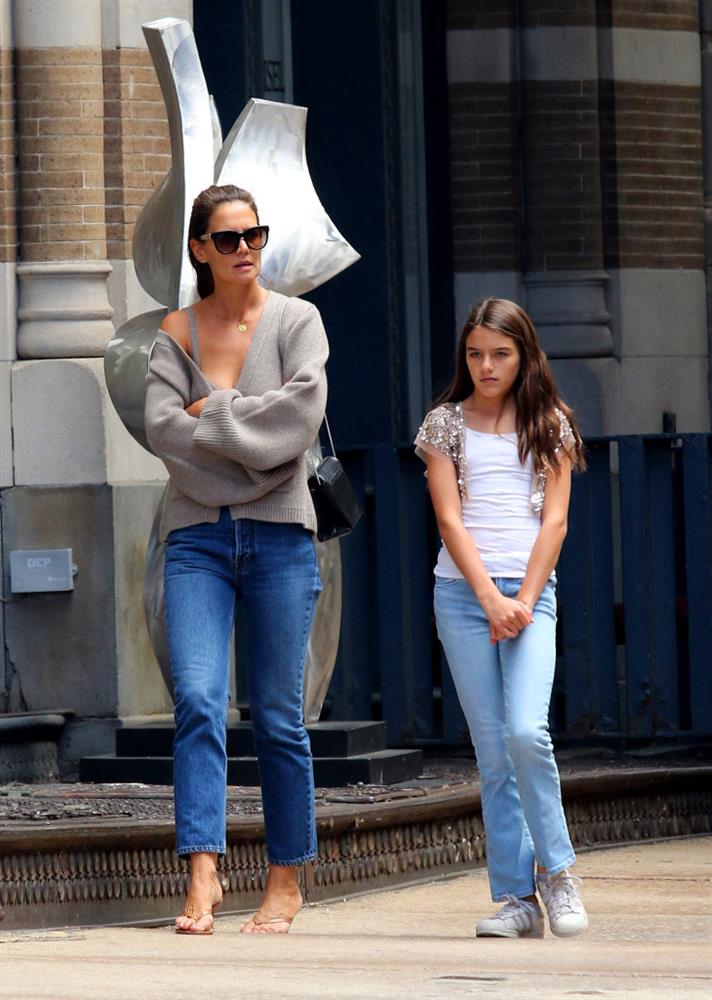 Con gái của Tom Cruise cực sành điệu và thần thái, dù toàn diện quần jeans đơn giản-11