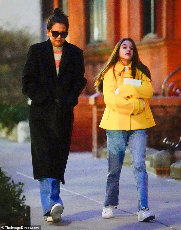 Con gái của Tom Cruise cực sành điệu và thần thái, dù toàn diện quần jeans đơn giản-12