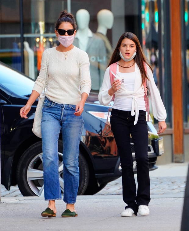 Con gái của Tom Cruise cực sành điệu và thần thái, dù toàn diện quần jeans đơn giản-9