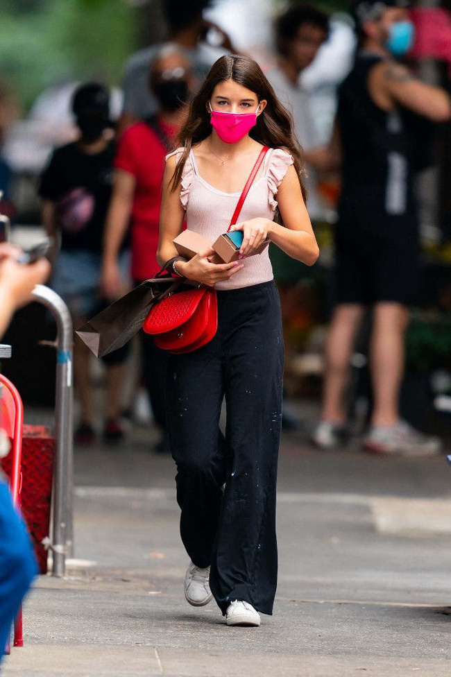 Con gái của Tom Cruise cực sành điệu và thần thái, dù toàn diện quần jeans đơn giản-3