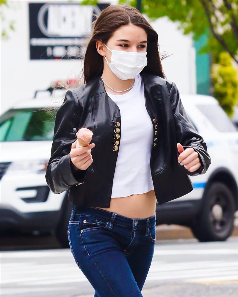 Con gái của Tom Cruise cực sành điệu và thần thái, dù toàn diện quần jeans đơn giản-6