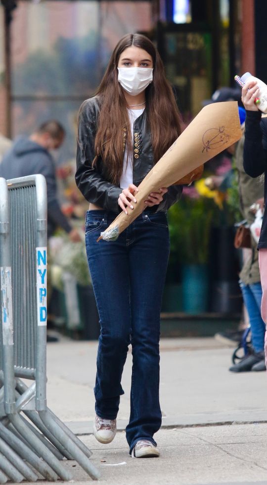 Con gái của Tom Cruise cực sành điệu và thần thái, dù toàn diện quần jeans đơn giản-7