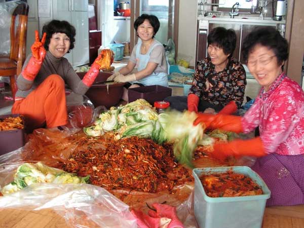 Clip người đàn ông trần truồng lội trong bể kim chi khiến dân Hàn phát khiếp, đòi tẩy chay đồ ăn Trung Quốc-2
