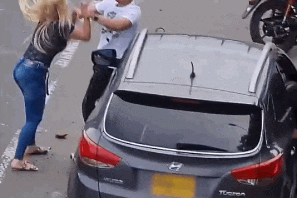 Bắt tại trận bạn trai ngoại tình với bạn thân trên ô tô, cô gái nhận về cái kết 'hơn cả phim'