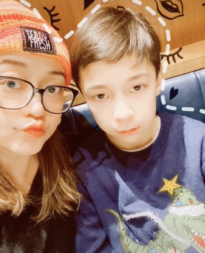 Cuộc sống ngỡ ngàng của Hoà Thân Vương Cương tuổi 73: Gia sản ngàn tỷ, vợ kém 20 tuổi tiêu 3,5 tỷ đồng/tháng-4