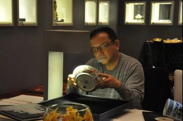 Cuộc sống ngỡ ngàng của Hoà Thân Vương Cương tuổi 73: Gia sản ngàn tỷ, vợ kém 20 tuổi tiêu 3,5 tỷ đồng/tháng-16