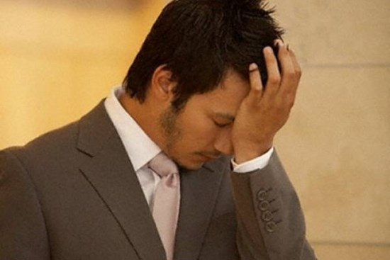 Lặng lẽ mở cửa lúc nửa đêm thì nghe thấy tiếng cười trong phòng ngủ, tôi lập tức quỳ xuống xin vợ tha thứ