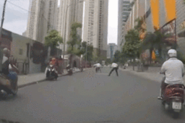 Cô gái tung cú đá hạ gục nam tài xế thô lỗ ngay giữa phố-1