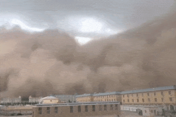 Bão cát cao 100m, hung hãn như quái vật tấn công thành phố TQ-1