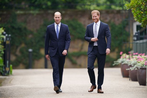 Nóng: Gạt bỏ bất hòa, Hoàng tử William cùng em trai Harry vai kề vai trong lễ khánh thành tượng Công nương Diana-1