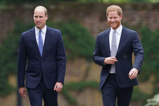 Nóng: Gạt bỏ bất hòa, Hoàng tử William cùng em trai Harry vai kề vai trong lễ khánh thành tượng Công nương Diana-2