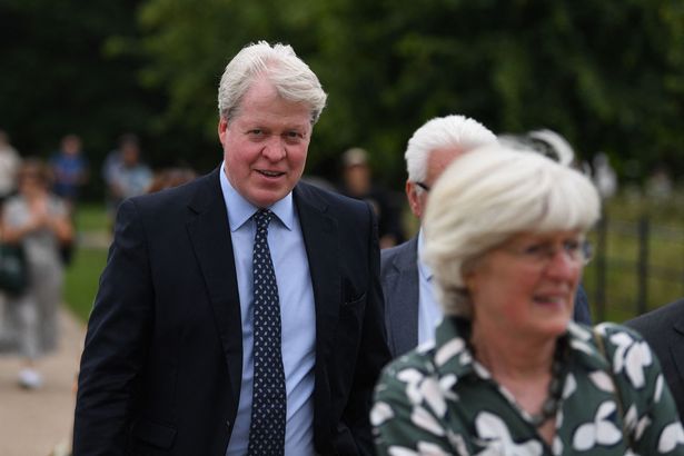 Nóng: Gạt bỏ bất hòa, Hoàng tử William cùng em trai Harry vai kề vai trong lễ khánh thành tượng Công nương Diana-4