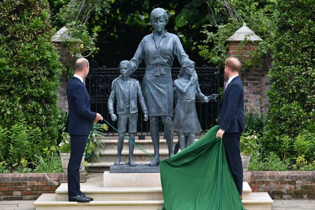Nóng: Gạt bỏ bất hòa, Hoàng tử William cùng em trai Harry vai kề vai trong lễ khánh thành tượng Công nương Diana-6