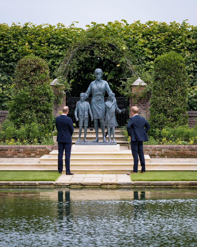 Nóng: Gạt bỏ bất hòa, Hoàng tử William cùng em trai Harry vai kề vai trong lễ khánh thành tượng Công nương Diana-7